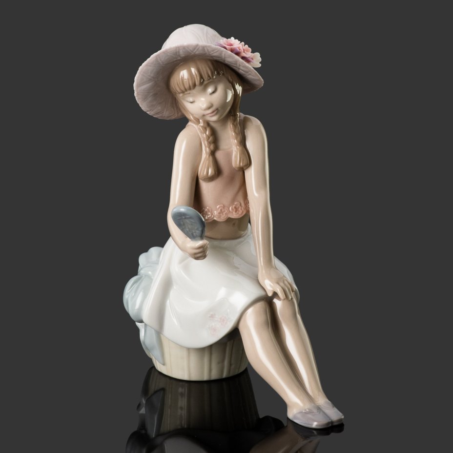 Статуэтка  "Девочка с зеркальцем", фарфор, роспись, лепной декор, Lladro, Испания, 2005 г.