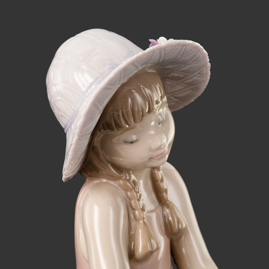 Статуэтка  "Девочка с зеркальцем", фарфор, роспись, лепной декор, Lladro, Испания, 2005 г.