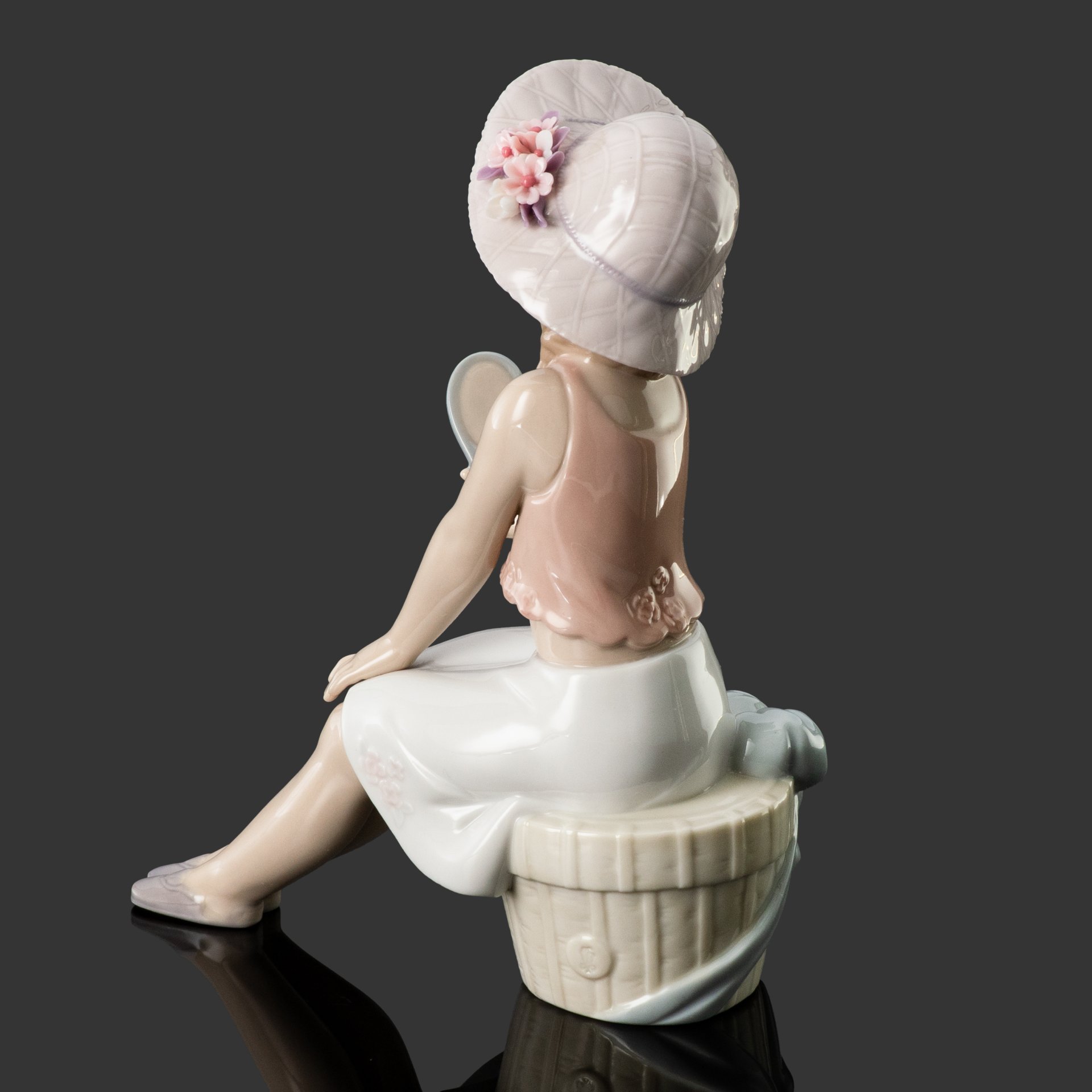 Статуэтка  "Девочка с зеркальцем", фарфор, роспись, лепной декор, Lladro, Испания, 2005 г.