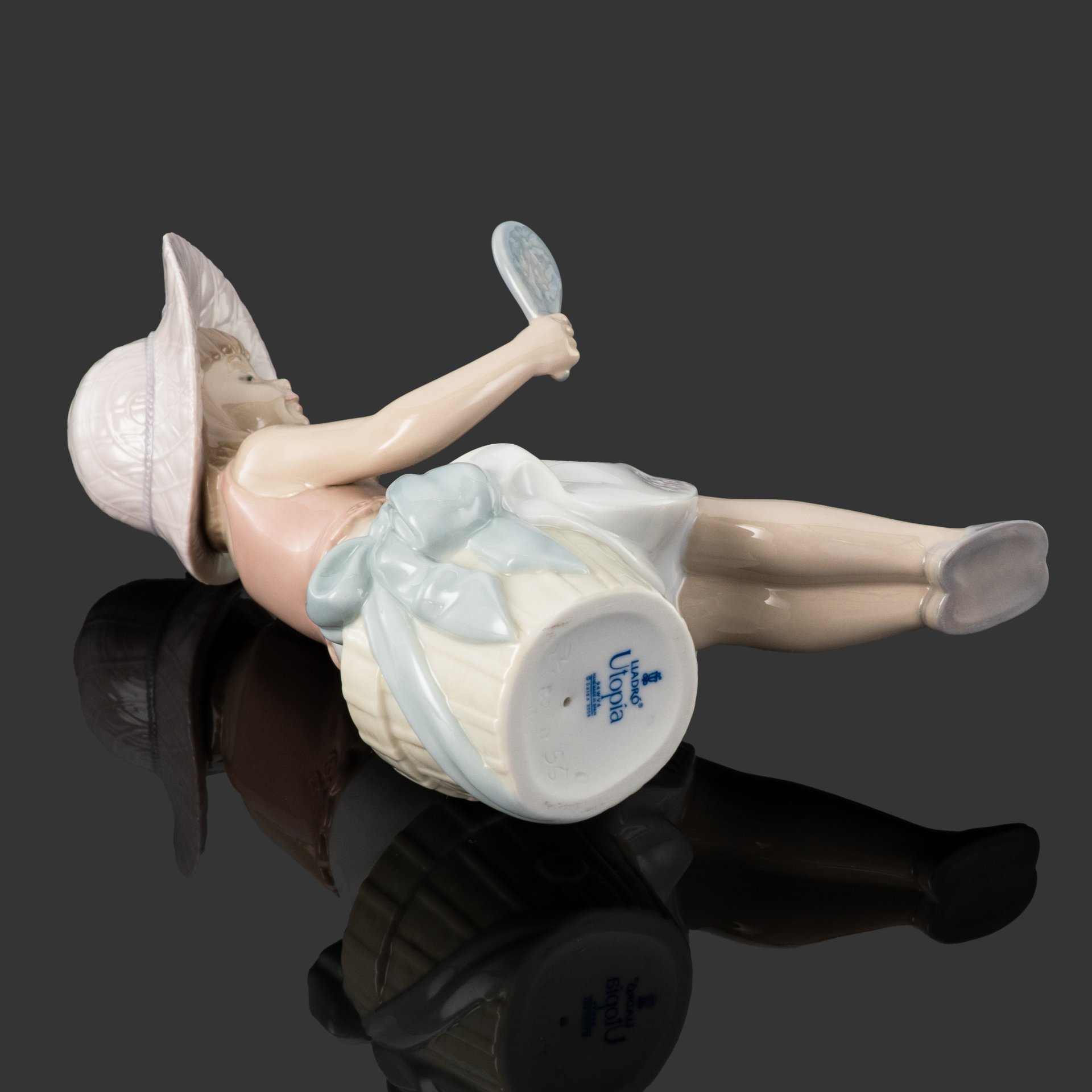 Статуэтка  "Девочка с зеркальцем", фарфор, роспись, лепной декор, Lladro, Испания, 2005 г.