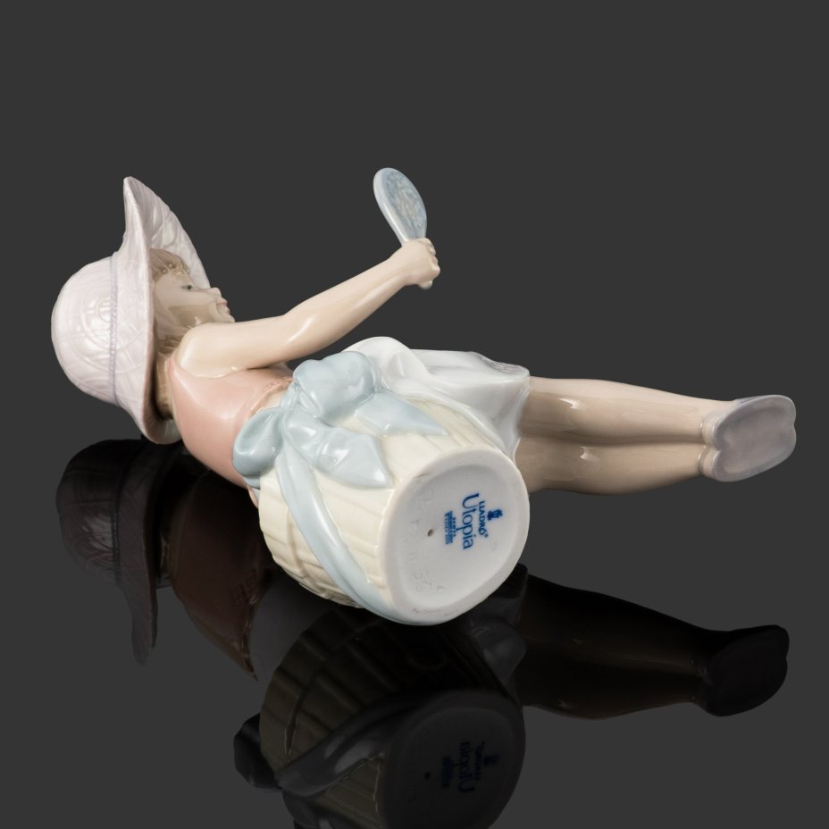 Статуэтка  "Девочка с зеркальцем", фарфор, роспись, лепной декор, Lladro, Испания, 2005 г.