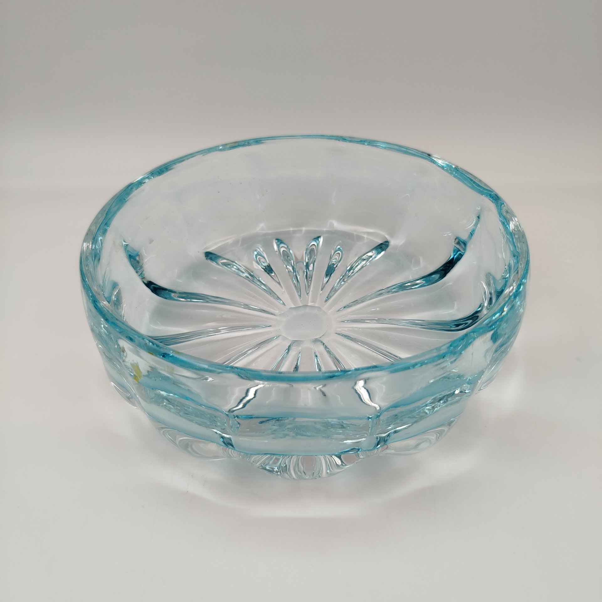 Ваза (конфетница), автор Рогов Е.И, цветное стекло, Гусевской хрустальный завод (Гусь-Хрустальный), СССР, 1950-1970 гг.