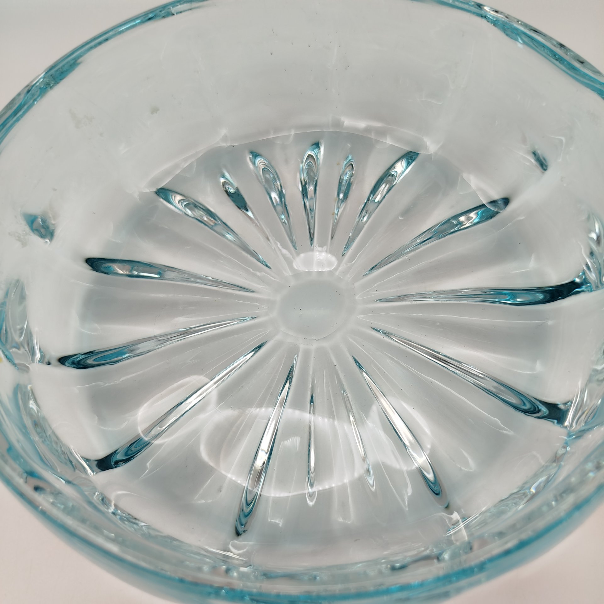 Ваза (конфетница), автор Рогов Е.И, цветное стекло, Гусевской хрустальный завод (Гусь-Хрустальный), СССР, 1950-1970 гг.