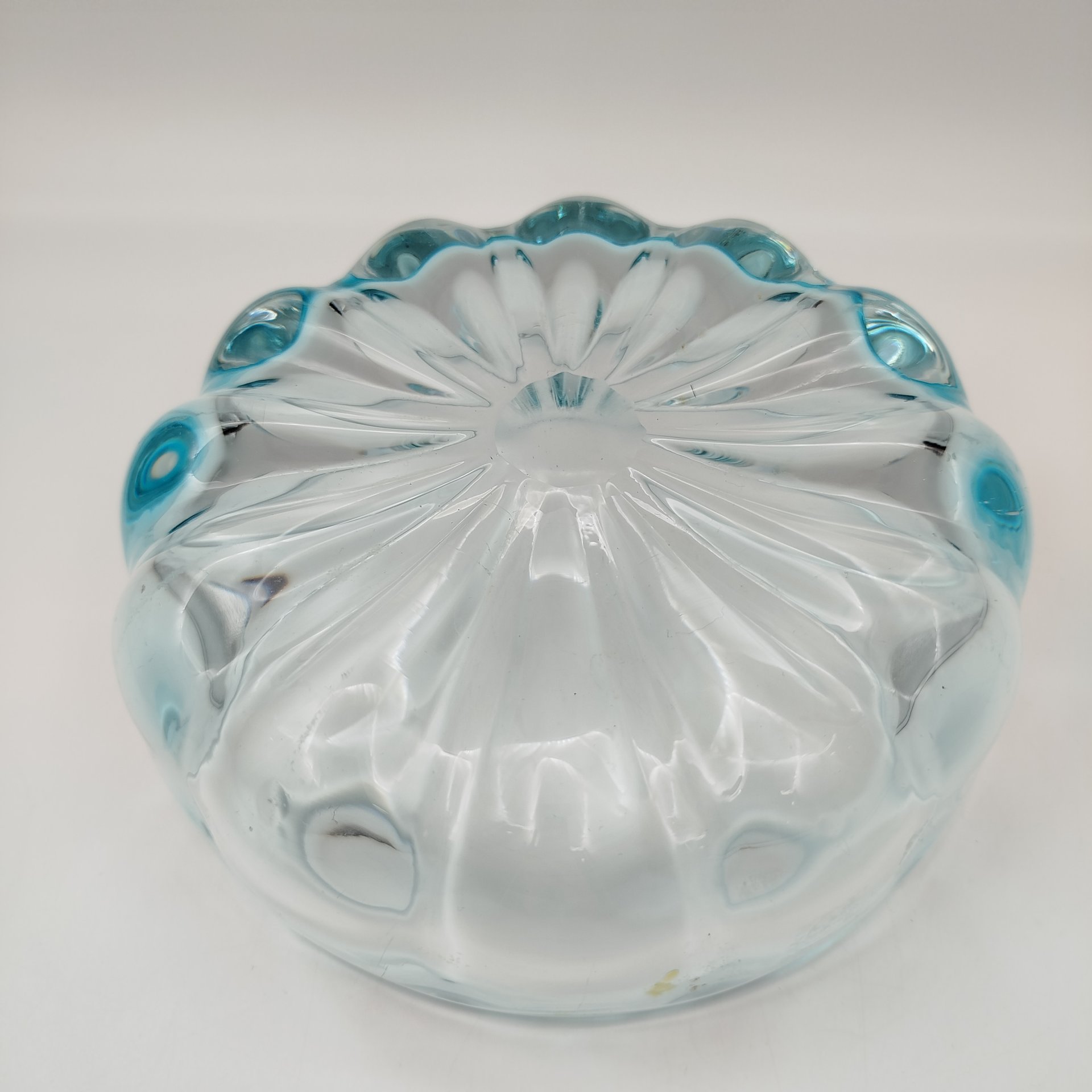 Ваза (конфетница), автор Рогов Е.И, цветное стекло, Гусевской хрустальный завод (Гусь-Хрустальный), СССР, 1950-1970 гг.