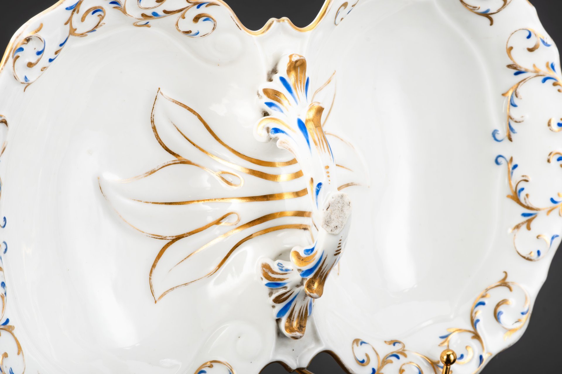 Менажница двойная с ручкой и растительным декором в сине-золотой гамме, фарфор, роспись, золочение, Фарфоровый завод братьев Корниловых, Российская империя, 1861-1884 гг.