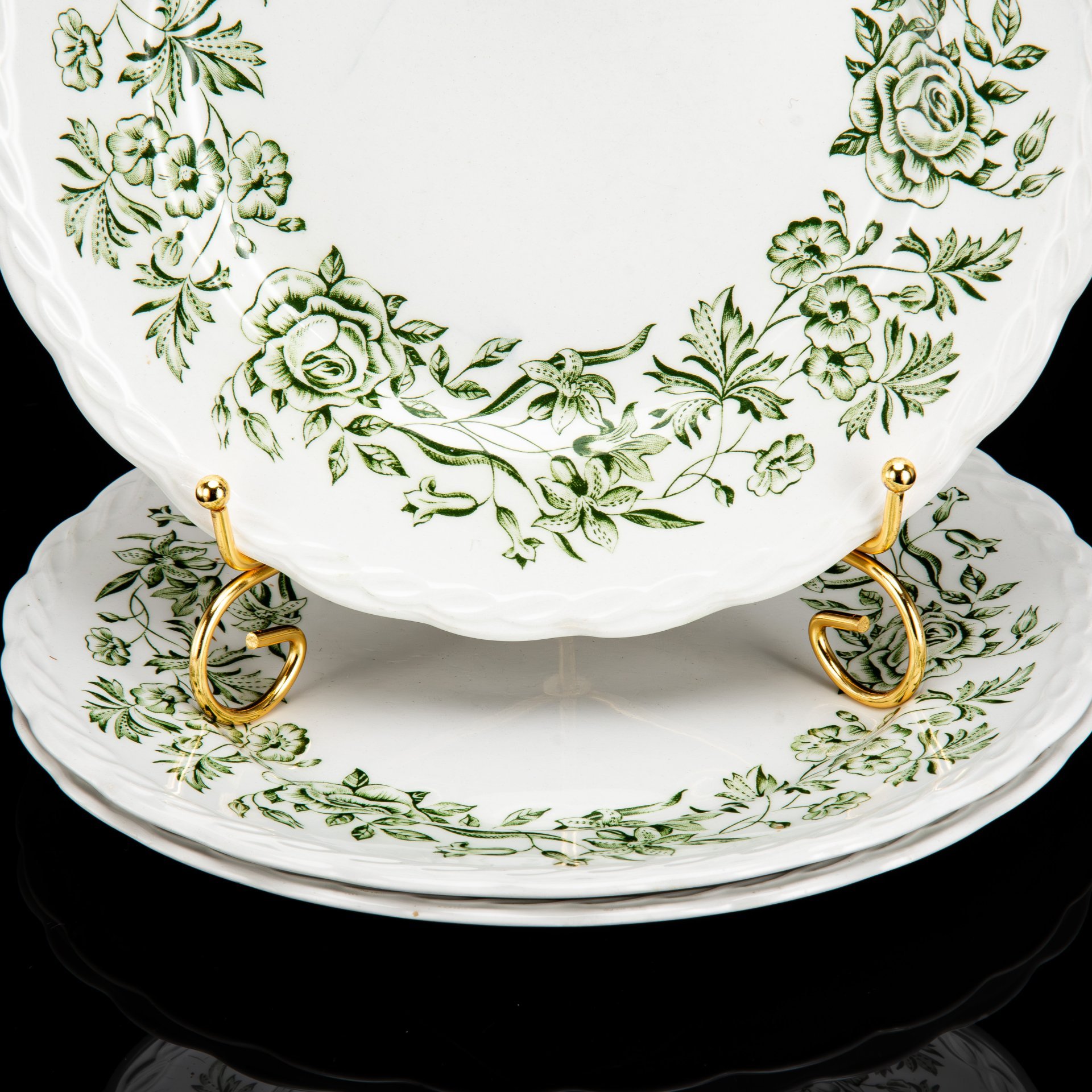 Набор из трех тарелок с растительным декором в зеленой гамме