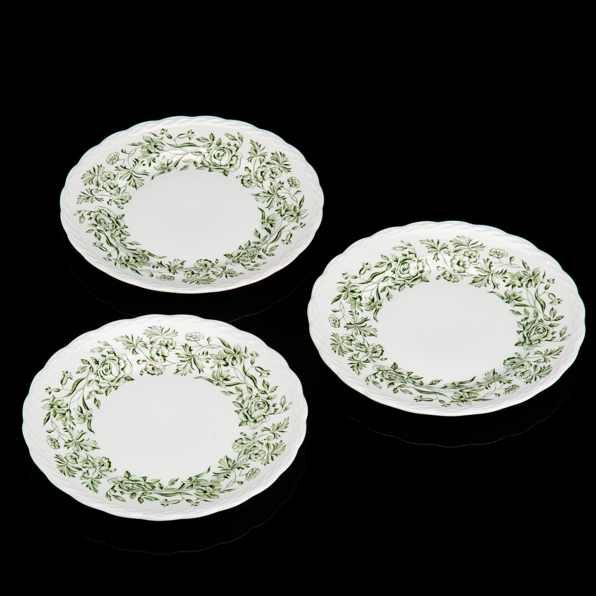 Набор из трех тарелок с растительным декором в зеленой гамме