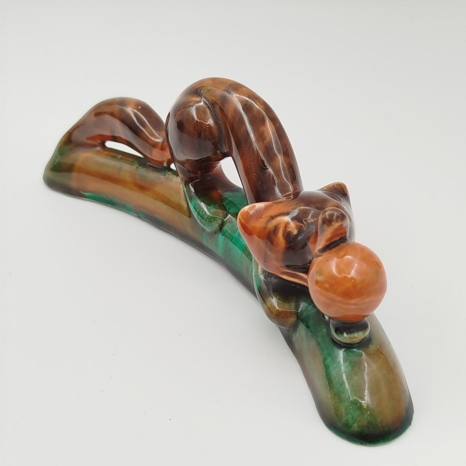 Статуэтка "Лиса и колобок", фаянс, поливы, Конаковский фаянсовый завод им. М.И. Калинина (ЗиК Конаково), СССР, 1950-1970 гг.