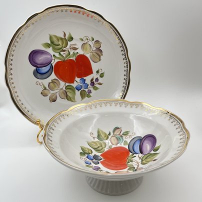 Фруктовница и блюдо, украшенные растительным декором, фарфор, роспись, золочение, Коростенский фарфоровый завод (КФЗ), СССР, 1970-1990 гг.