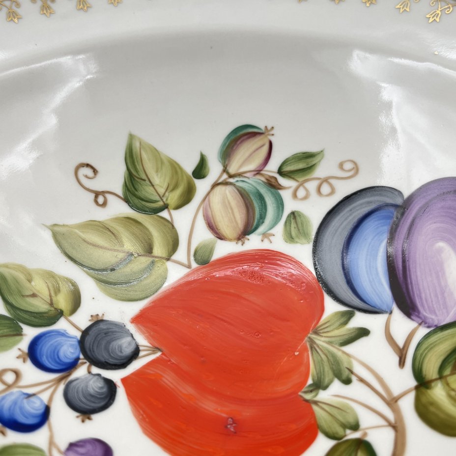 Фруктовница и блюдо, украшенные растительным декором, фарфор, роспись, золочение, Коростенский фарфоровый завод (КФЗ), СССР, 1970-1990 гг.