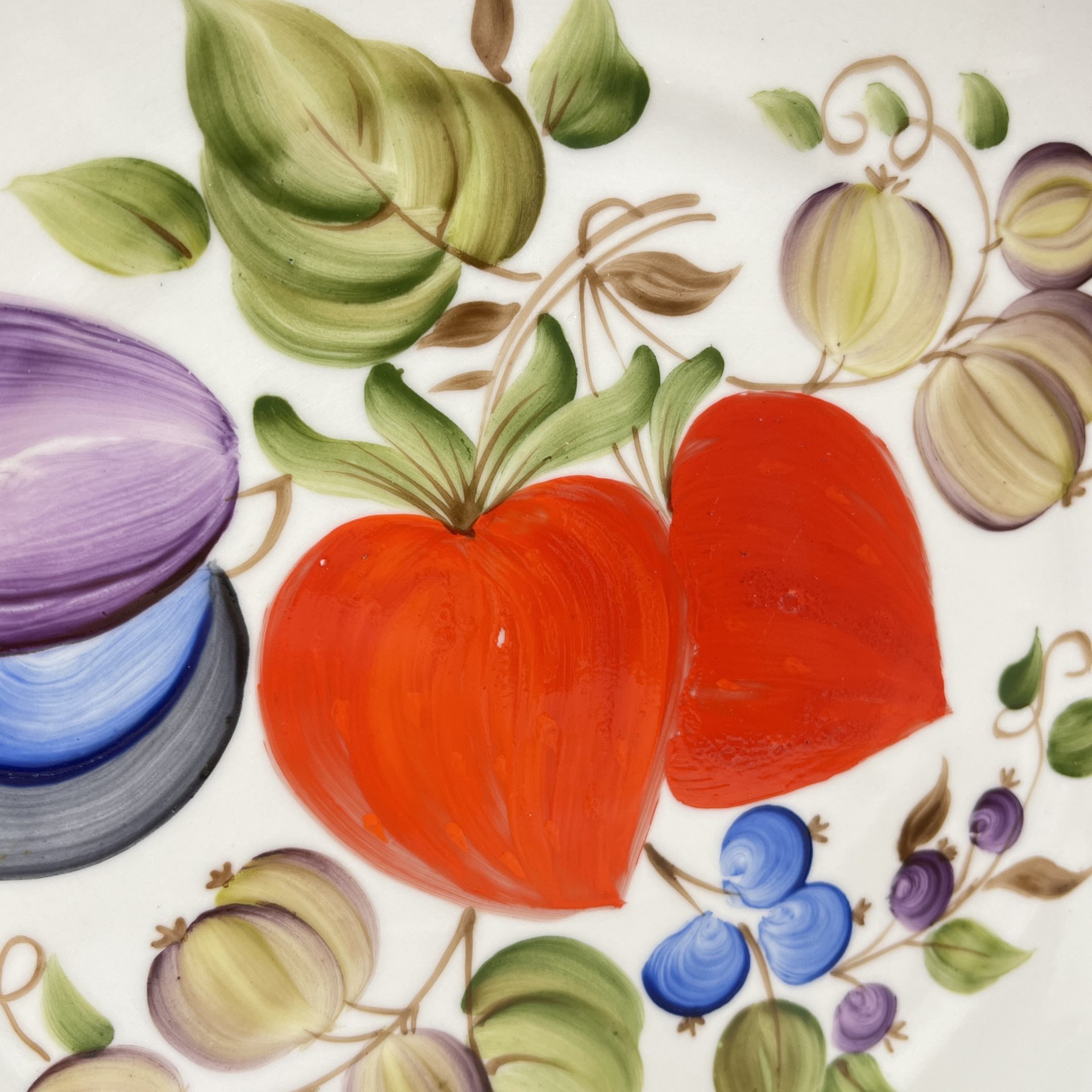 Фруктовница и блюдо, украшенные растительным декором, фарфор, роспись, золочение, Коростенский фарфоровый завод (КФЗ), СССР, 1970-1990 гг.