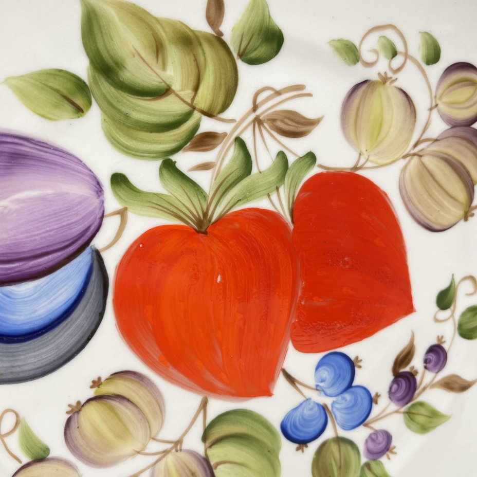 Фруктовница и блюдо, украшенные растительным декором, фарфор, роспись, золочение, Коростенский фарфоровый завод (КФЗ), СССР, 1970-1990 гг.