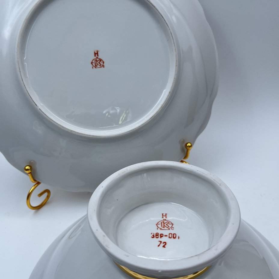 Фруктовница и блюдо, украшенные растительным декором, фарфор, роспись, золочение, Коростенский фарфоровый завод (КФЗ), СССР, 1970-1990 гг.