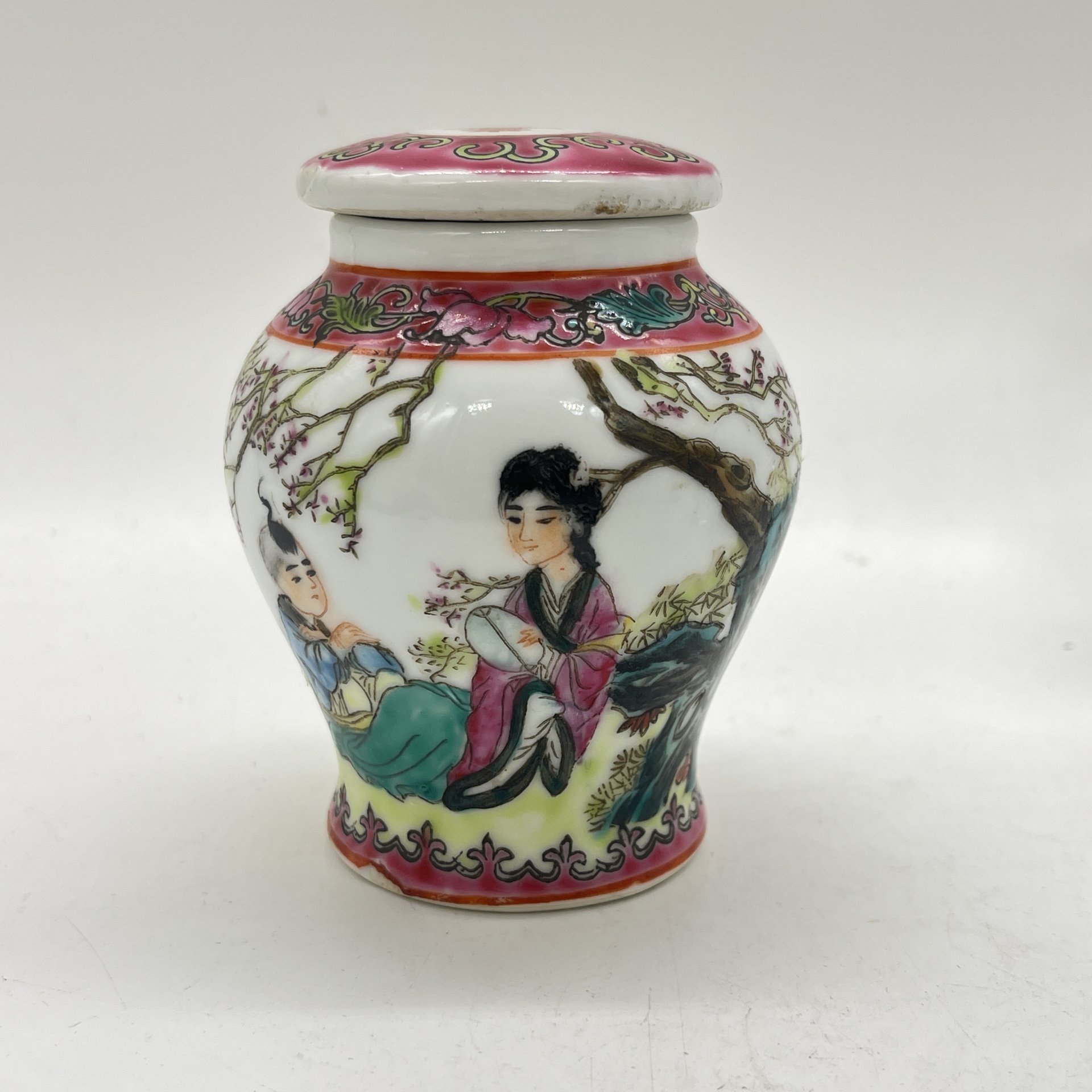 Вазочка имбирная с расписным изображением  сценки, фарфор, роспись, Китай, 1950-1970 гг.