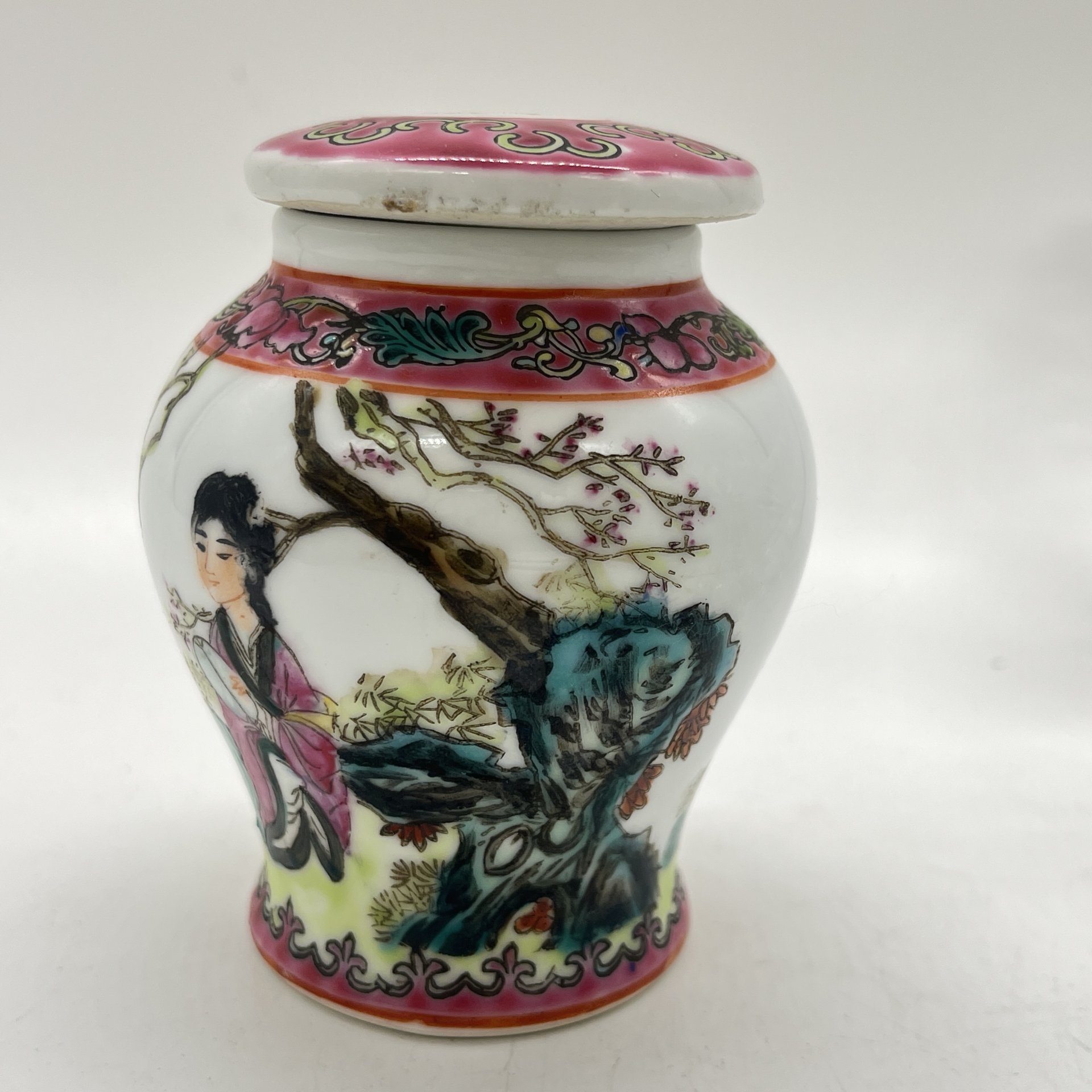 Вазочка имбирная с расписным изображением  сценки, фарфор, роспись, Китай, 1950-1970 гг.