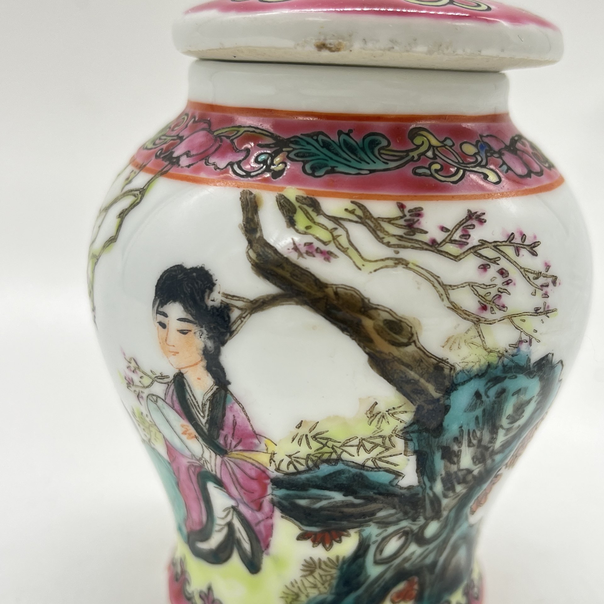 Вазочка имбирная с расписным изображением  сценки, фарфор, роспись, Китай, 1950-1970 гг.