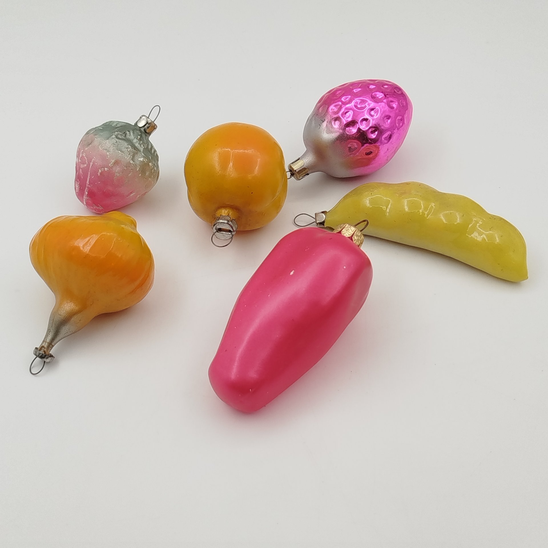 Набор из 6-ти ёлочных игрушек в виде овощей, фруктов и ягод, стекло, роспись, СССР, 1950-1980 гг.