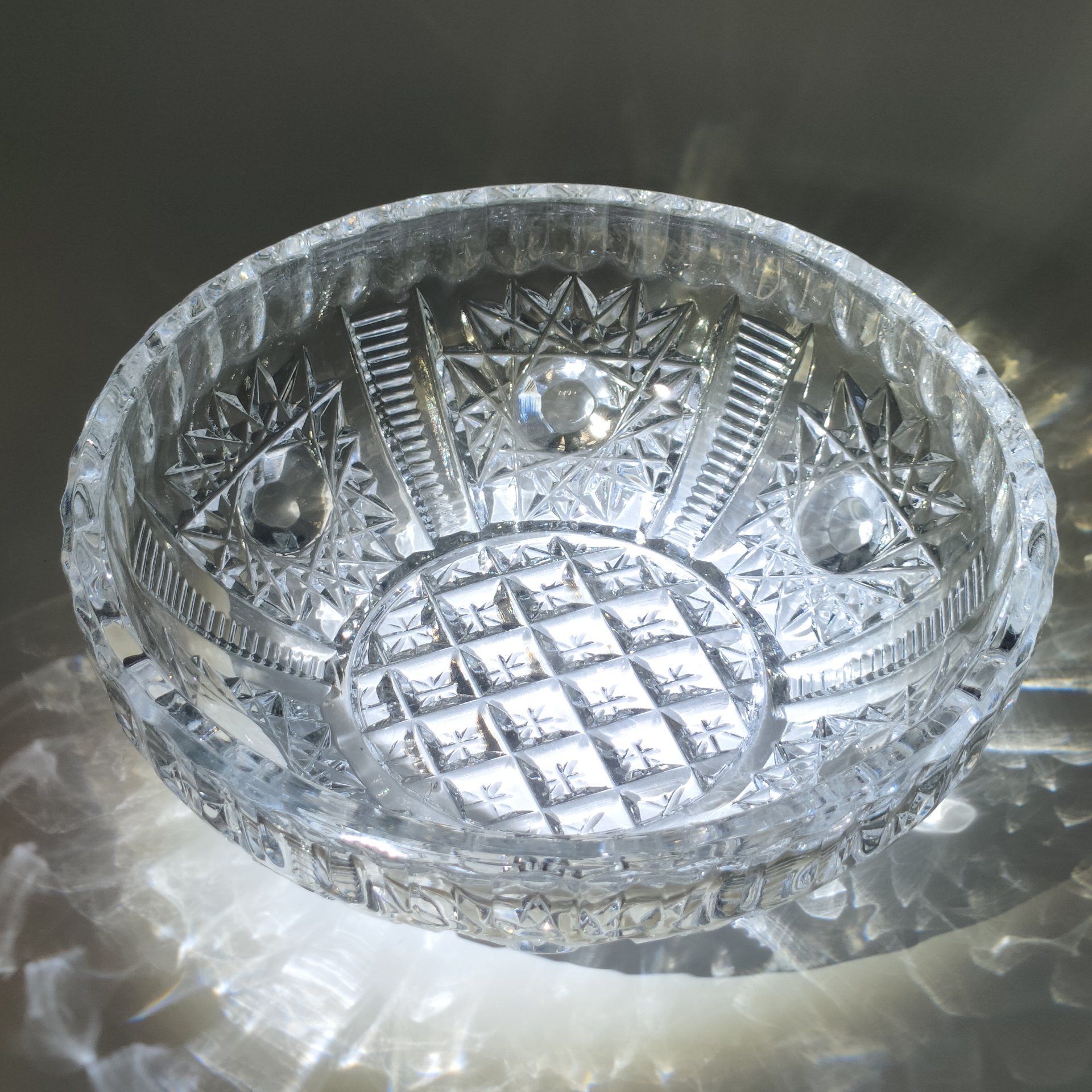 Конфетница (салатник), декорированная геометрическим орнаментом, хрусталь, алмазная грань, СССР, 1970-1990 гг.