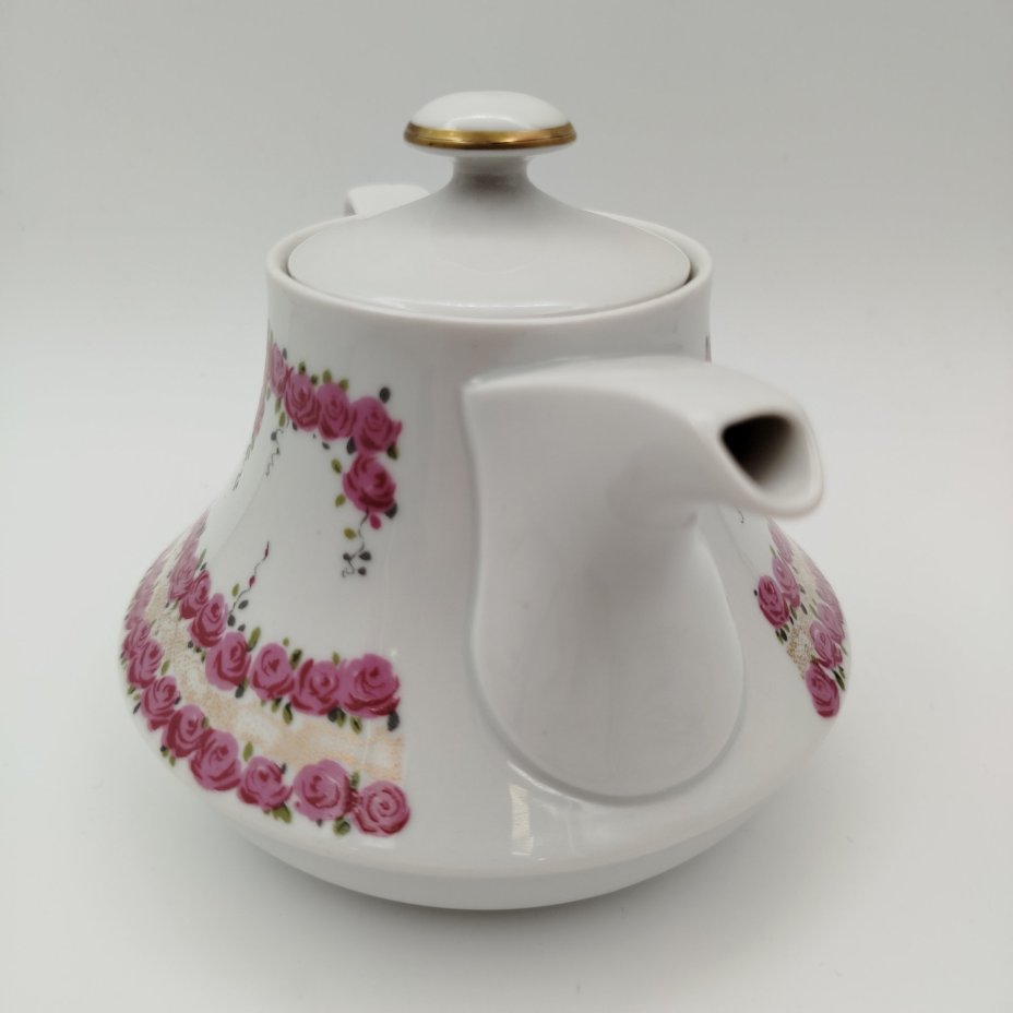 Чайник заварочный, украшенный цветочным декором