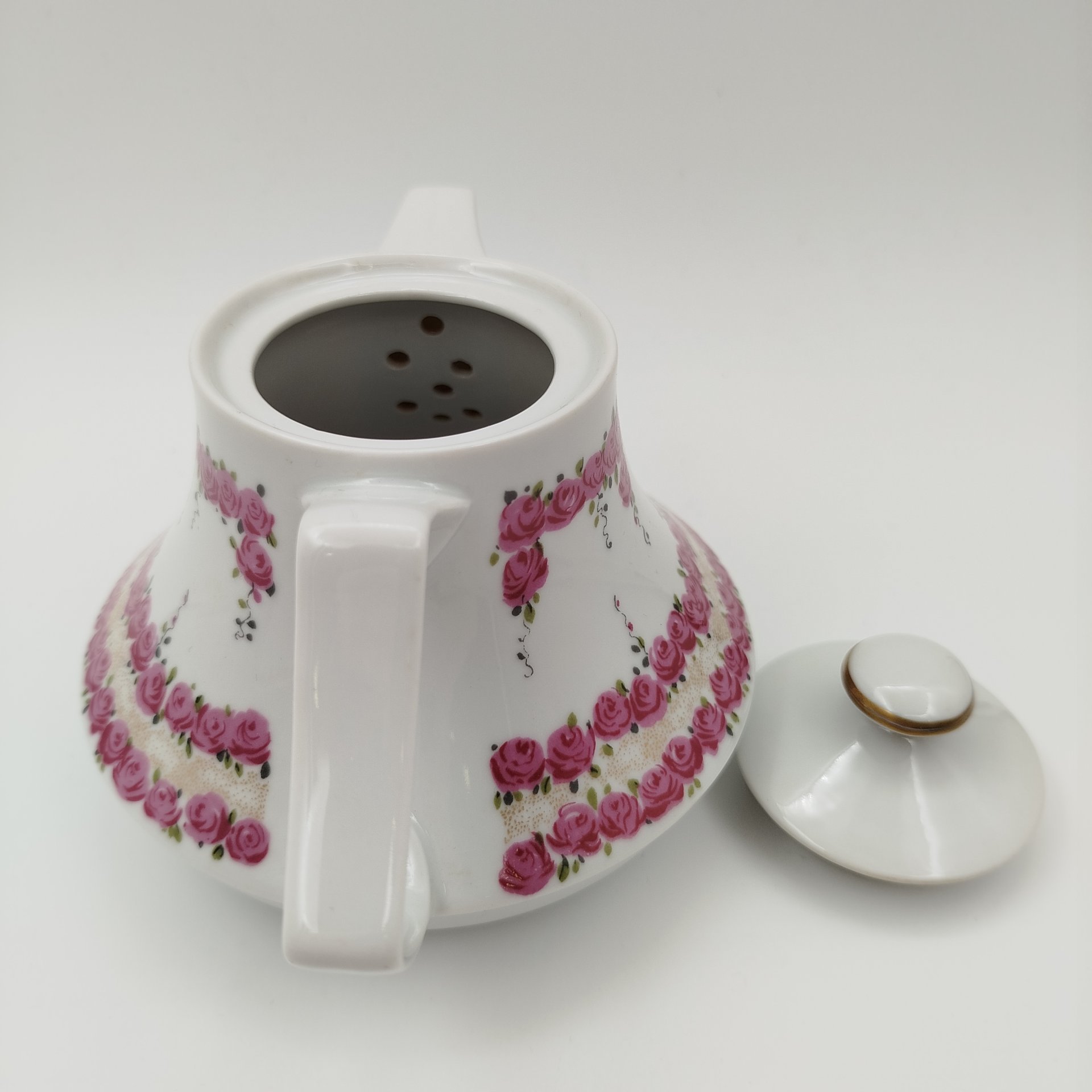 Чайник заварочный, украшенный цветочным декором, фарфор, деколь, золочение, Graf Von Henneberg Porzellan, 1777 Jlmenau, ГДР, 1973-1977 гг.