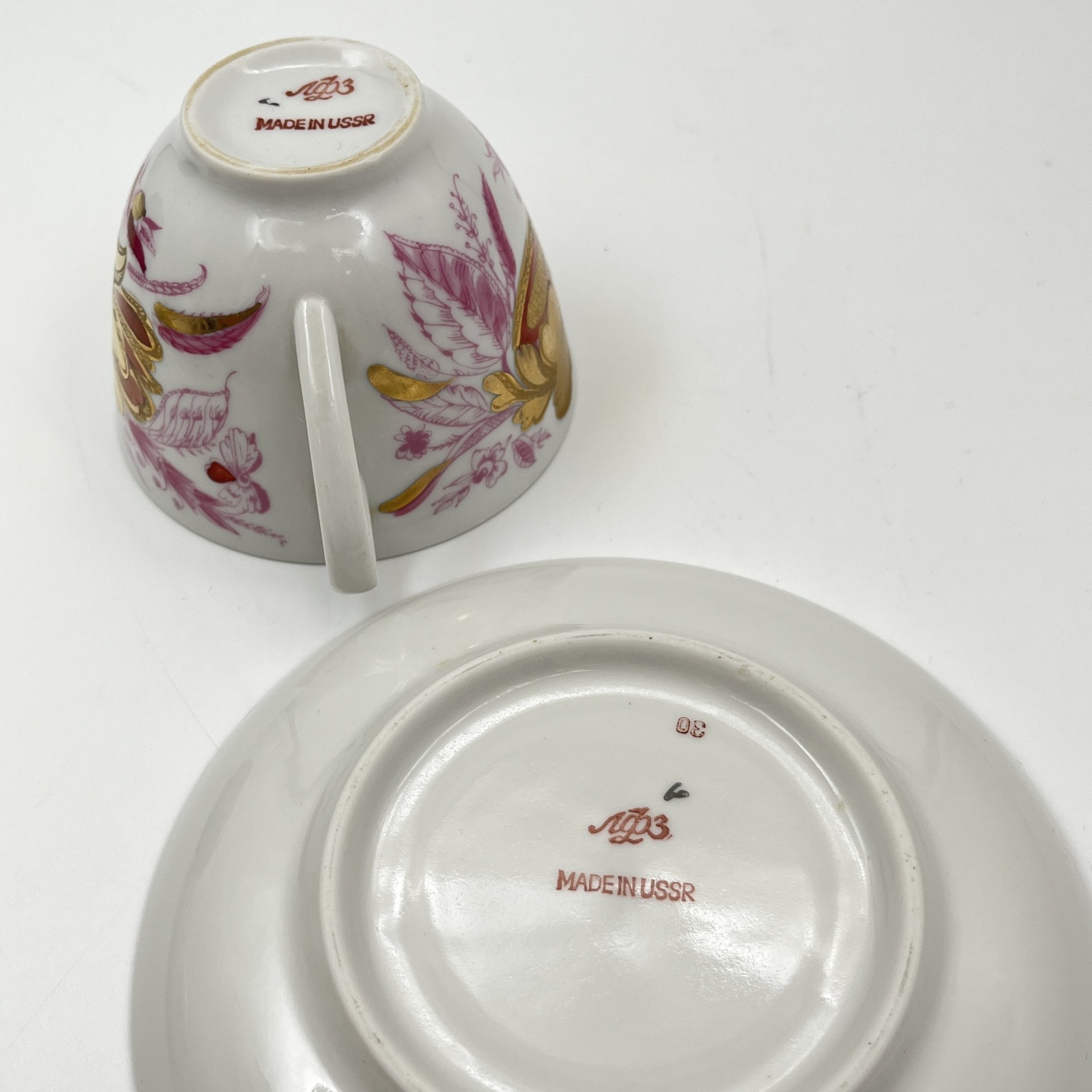 Пара чайная, украшенная декором в виде тюльпанов, фарфор, деколь, золочение, СССР, 1970-1989 гг.