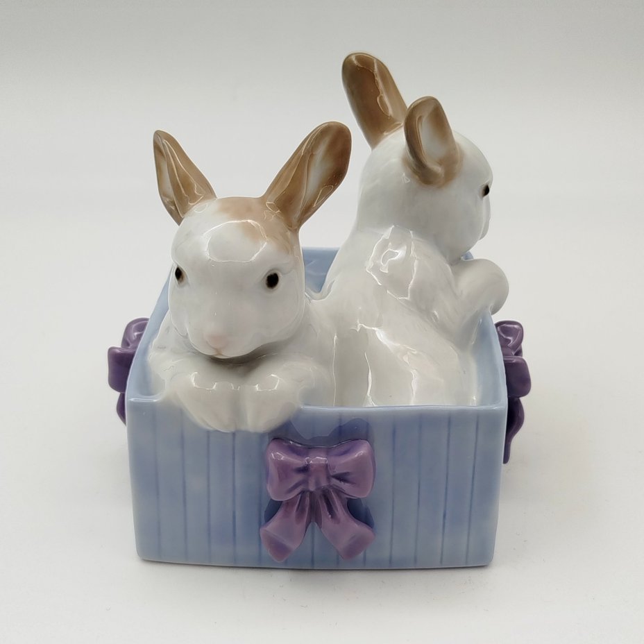 Статуэтка "Кролики в коробке", фарфор, роспись, NAO Porcelain, Испания, 1988-2000 гг.