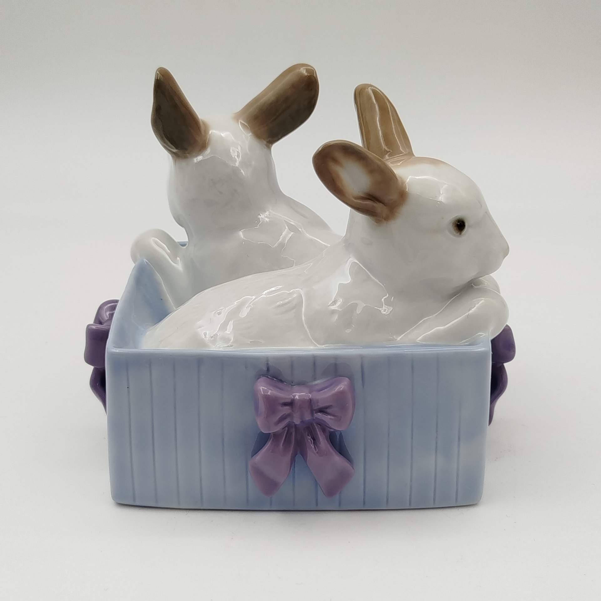 Статуэтка "Кролики в коробке", фарфор, роспись, NAO Porcelain, Испания, 1988-2000 гг.