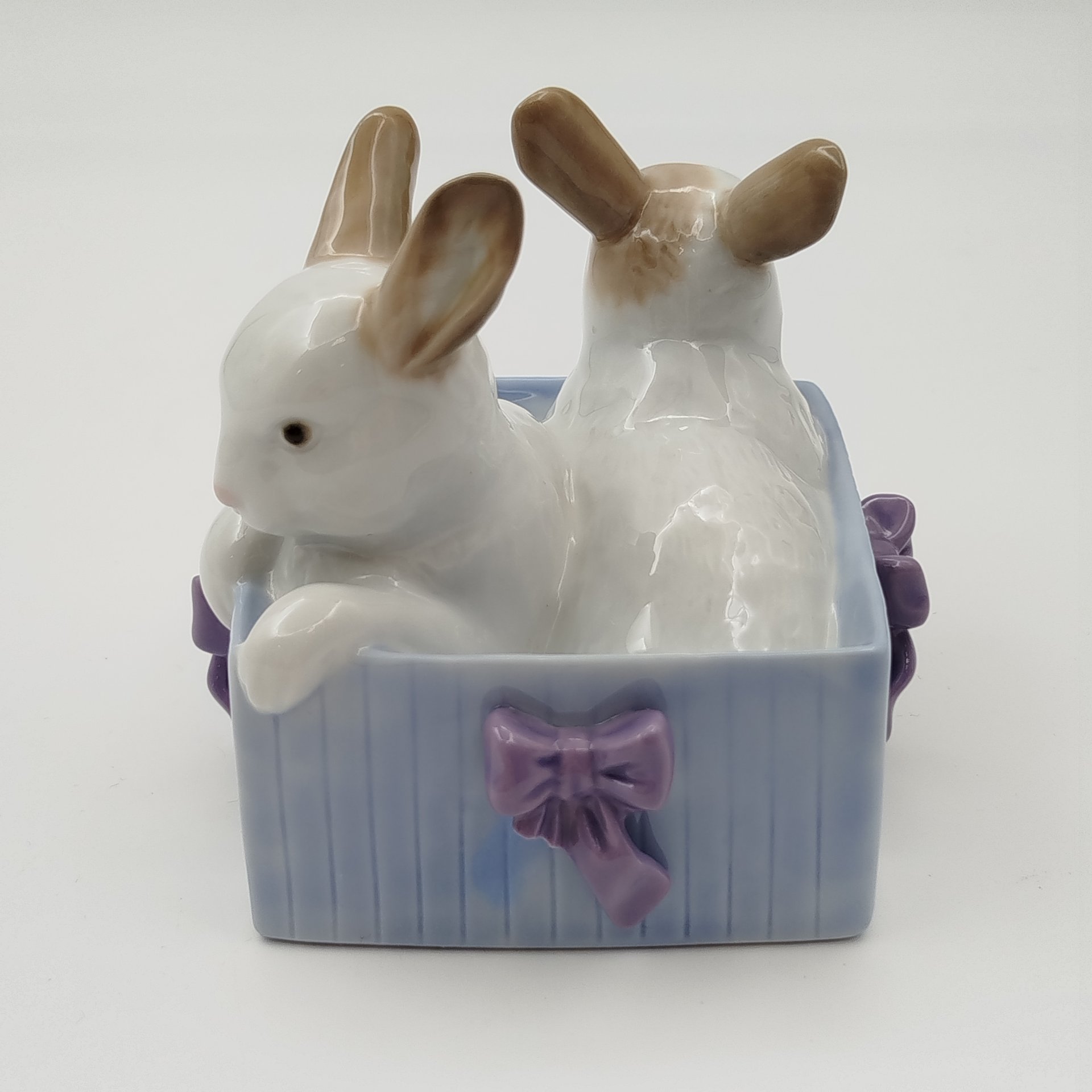 Статуэтка "Кролики в коробке", фарфор, роспись, NAO Porcelain, Испания, 1988-2000 гг.
