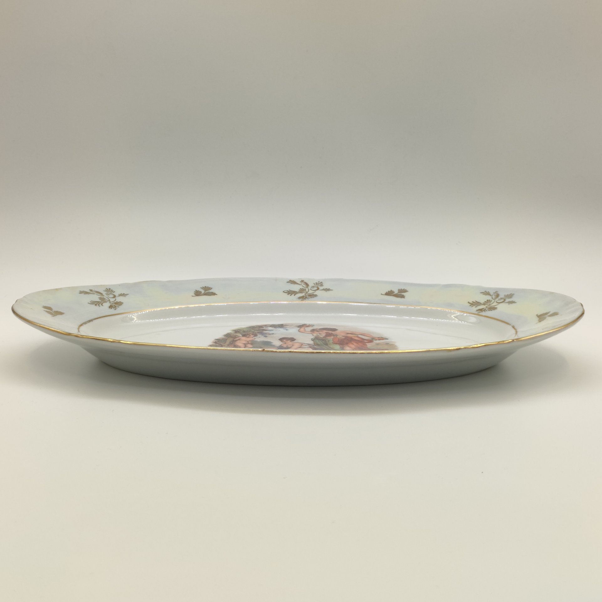 Блюдо овальной формы "Мадонна", фарфор, золочение, люстр, деколь, Kahla, ГДР, 1968-1987 гг.