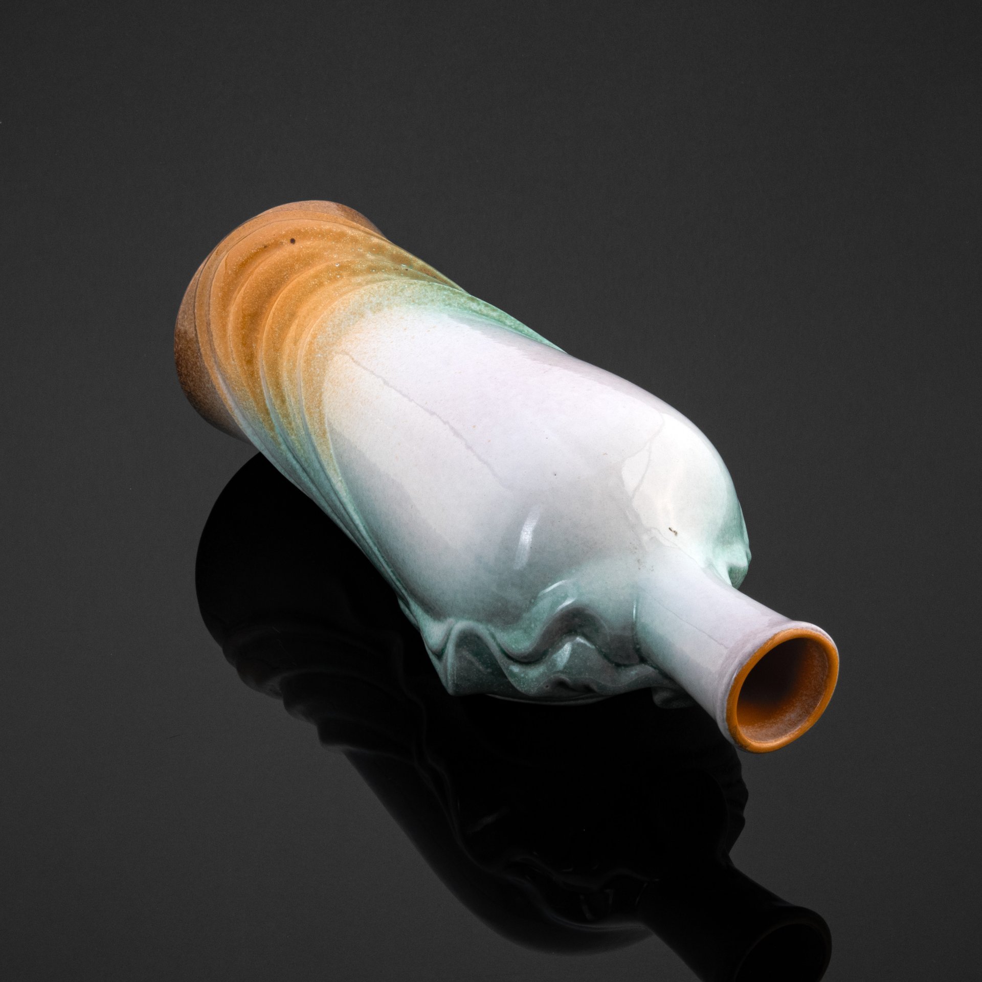 Ваза с узким горлом и декором в виде драпировки
