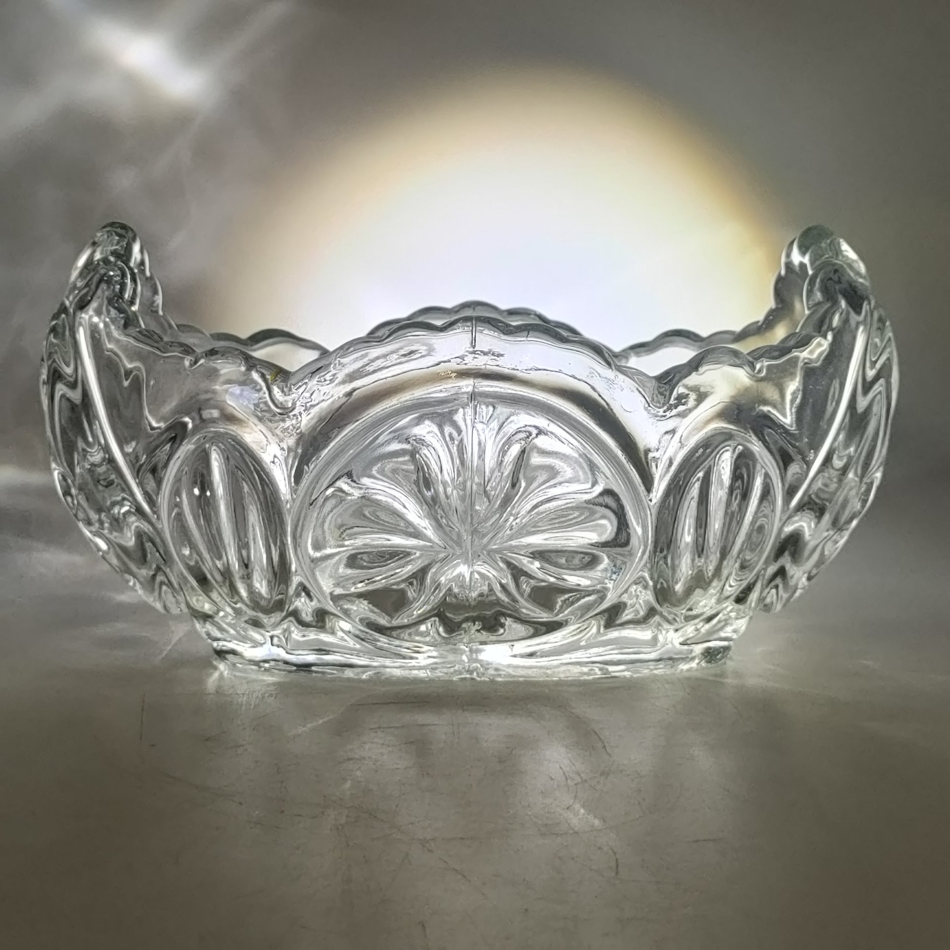 Конфетница в форме ладьи с растительным декором, стекло, пресс, Европа, 1970-1990 гг.