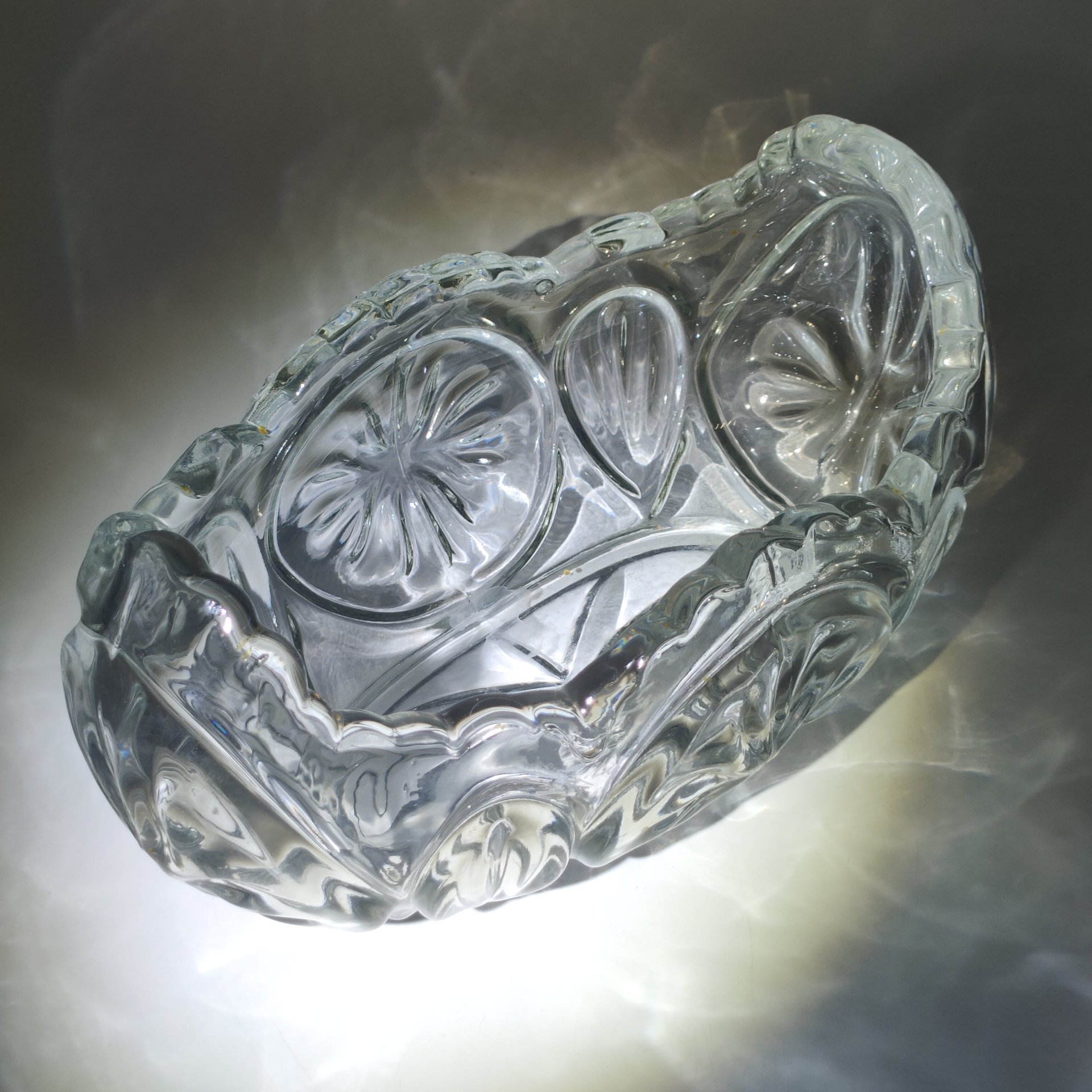 Конфетница в форме ладьи с растительным декором, стекло, пресс, Европа, 1970-1990 гг.