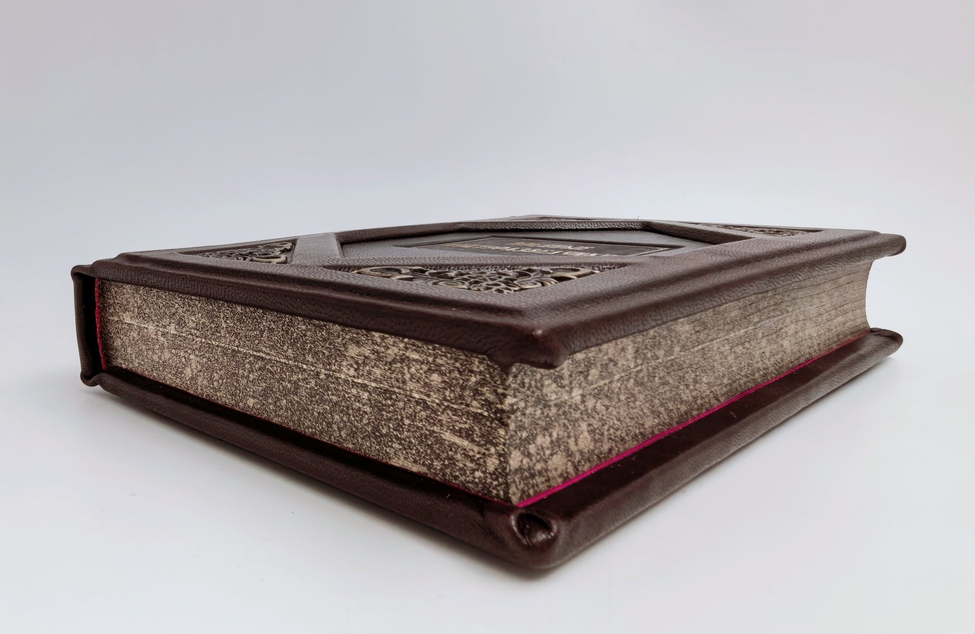 Книга Александр Бондаренко "Военные контрразведчики" подарочное издание, кожаный переплет, авторская ручная работа, бумага, металл, Издательство «Молодая гвардия», Российская Федерация, 2025 г.