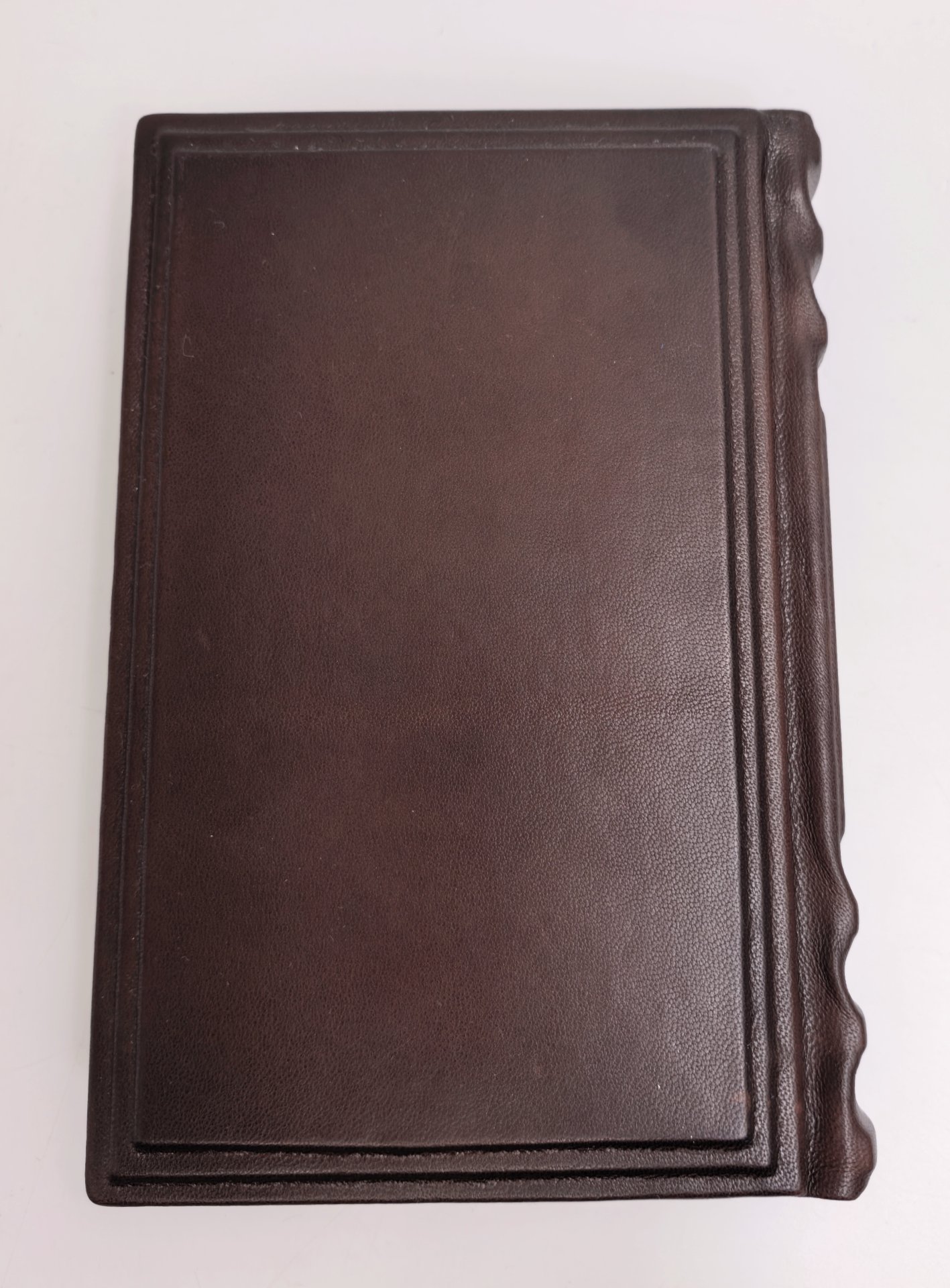 Книга Александр Бондаренко "Военные контрразведчики" подарочное издание, кожаный переплет, авторская ручная работа, бумага, металл, Издательство «Молодая гвардия», Российская Федерация, 2025 г.