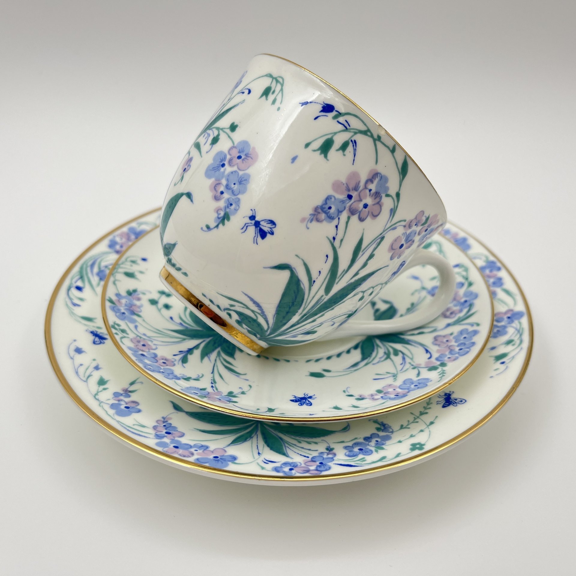 Трио кофейное "Незабудки", автор формы "Ландыш" Э.М. Криммер, автор рисунка Матвеева О.М., фарфор, деколь, золочение, Ленинградский фарфоровый завод (ЛФЗ), СССР, 1970-1992 гг.