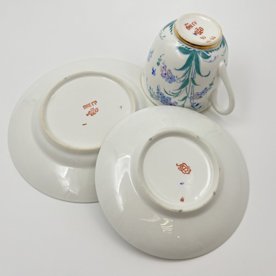 Трио кофейное "Незабудки", автор формы "Ландыш" Э.М. Криммер, автор рисунка Матвеева О.М., фарфор, деколь, золочение, Ленинградский фарфоровый завод (ЛФЗ), СССР, 1970-1992 гг.