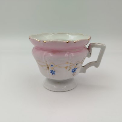 Чашка "Въ день ангела" в розовом оттенке с цветочным декором, фарфор, крытье, роспись, Товарищество М.С. Кузнецова в Вербилках (г. Дмитров), Российская империя, 1892-1915 гг.