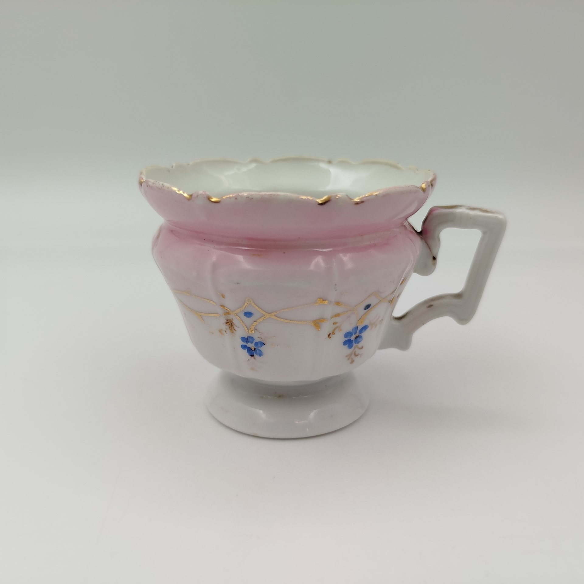 Чашка "Въ день ангела" в розовом оттенке с цветочным декором, фарфор, крытье, роспись, Товарищество М.С. Кузнецова в Вербилках (г. Дмитров), Российская империя, 1892-1915 гг.