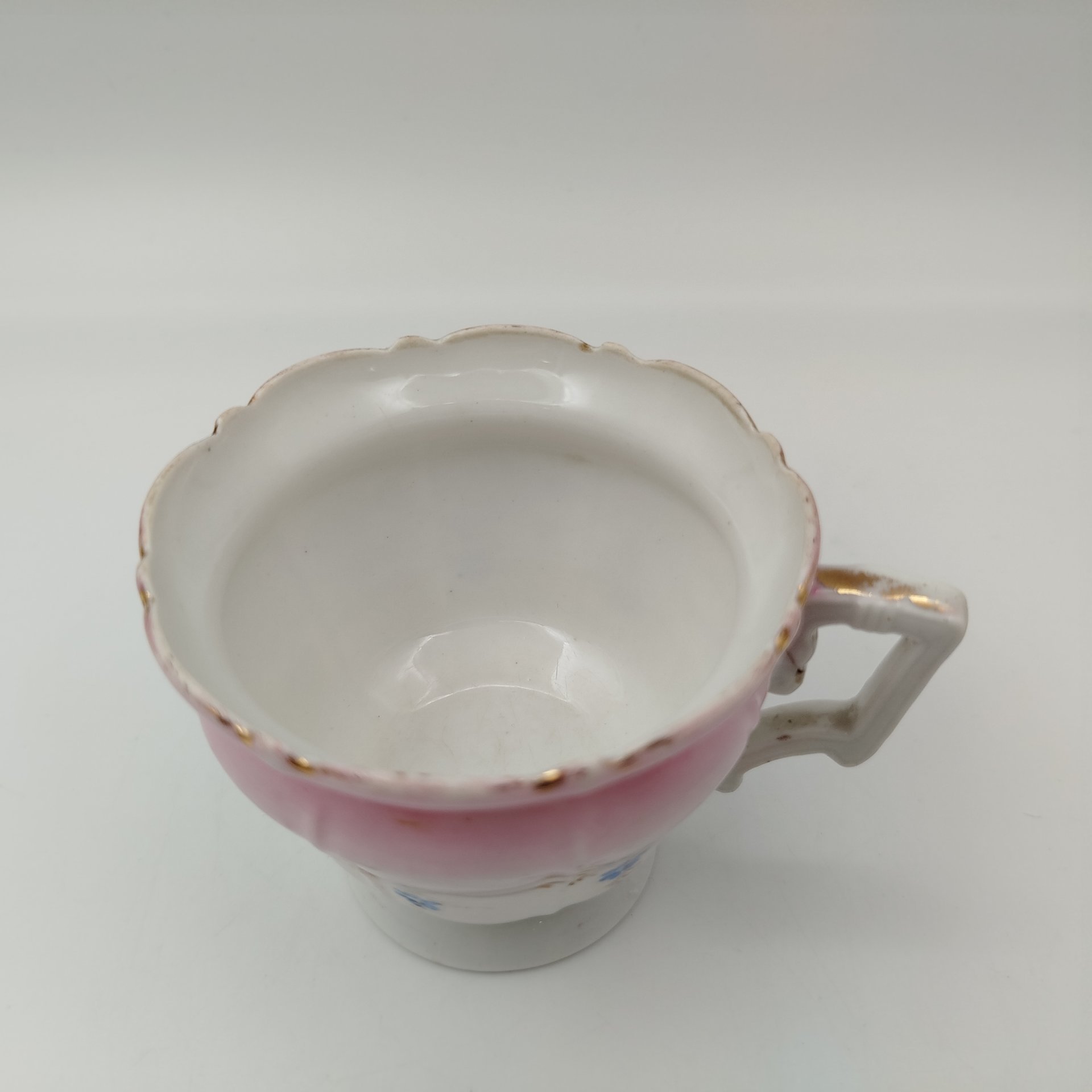 Чашка "Въ день ангела" в розовом оттенке с цветочным декором, фарфор, крытье, роспись, Товарищество М.С. Кузнецова в Вербилках (г. Дмитров), Российская империя, 1892-1915 гг.