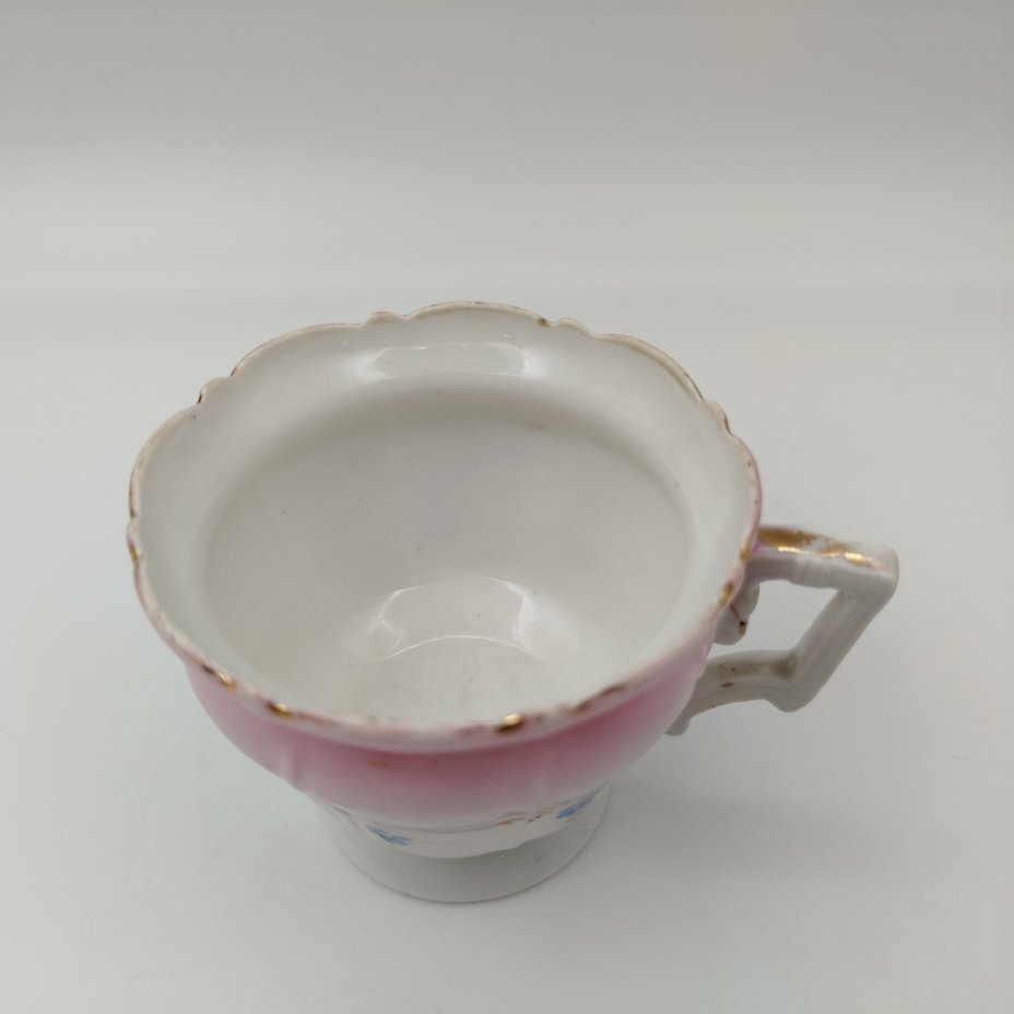 Чашка "Въ день ангела" в розовом оттенке с цветочным декором, фарфор, крытье, роспись, Товарищество М.С. Кузнецова в Вербилках (г. Дмитров), Российская империя, 1892-1915 гг.