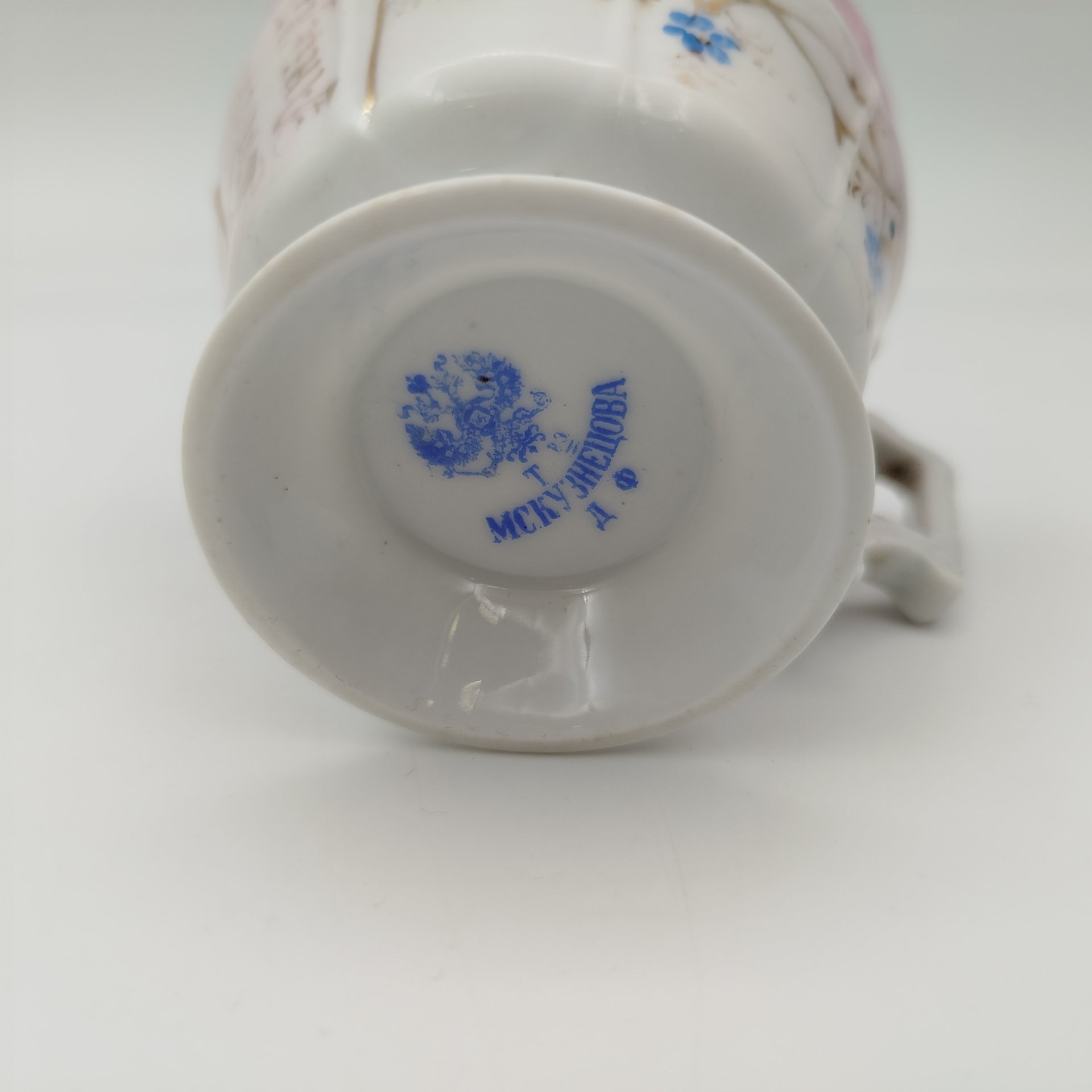 Чашка "Въ день ангела" в розовом оттенке с цветочным декором, фарфор, крытье, роспись, Товарищество М.С. Кузнецова в Вербилках (г. Дмитров), Российская империя, 1892-1915 гг.