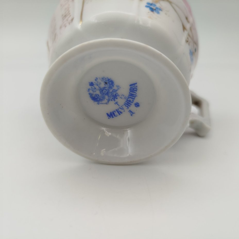 Чашка "Въ день ангела" в розовом оттенке с цветочным декором, фарфор, крытье, роспись, Товарищество М.С. Кузнецова в Вербилках (г. Дмитров), Российская империя, 1892-1915 гг.