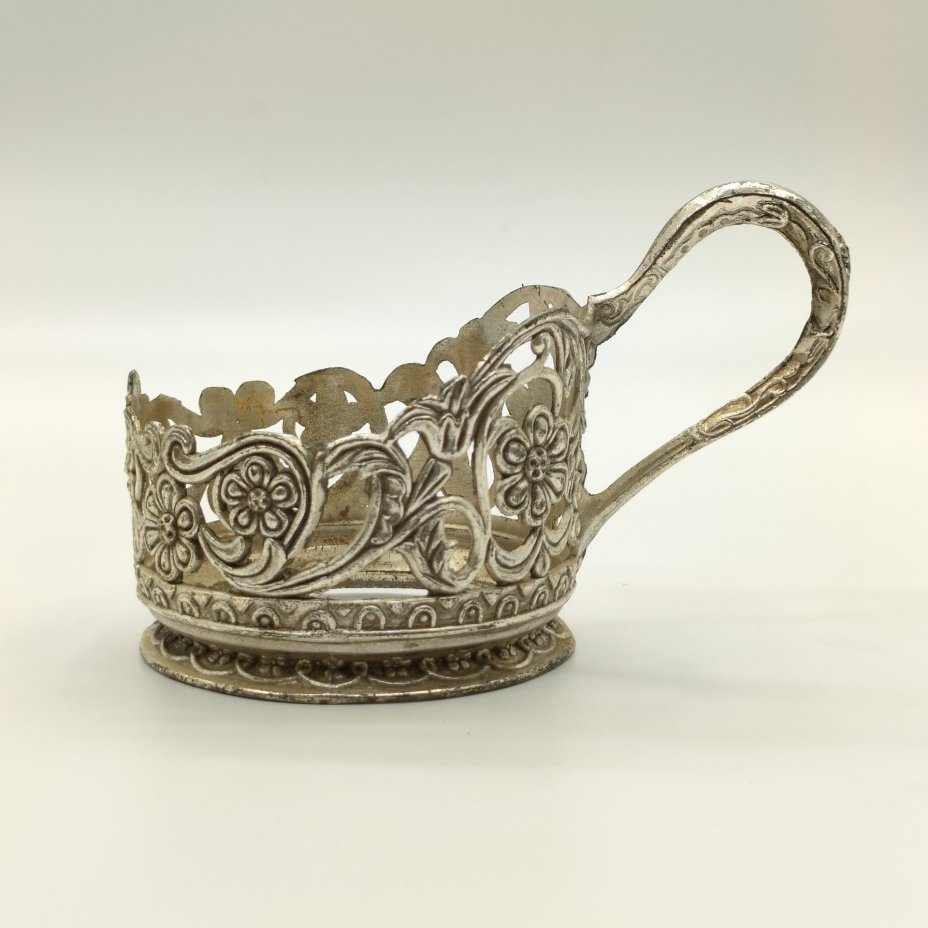 Подстаканник с прорезным цветочным декором на тулове