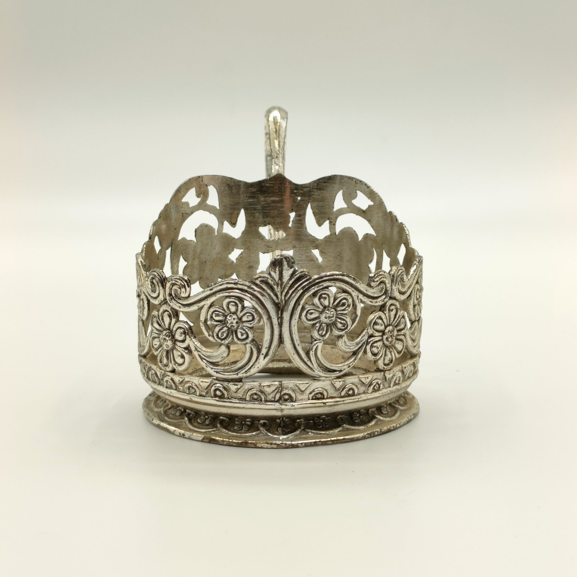 Подстаканник с прорезным цветочным декором на тулове