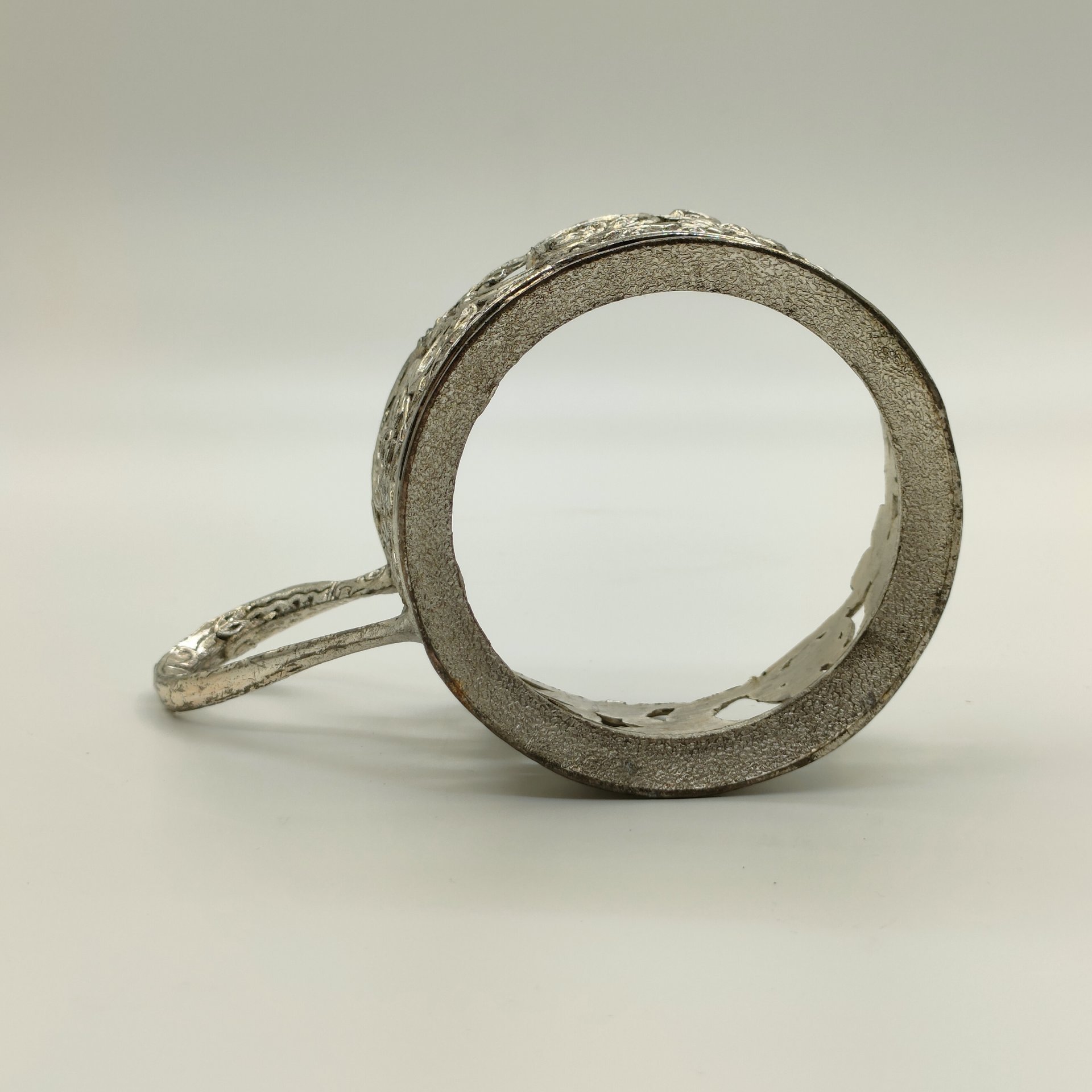 Подстаканник с прорезным цветочным декором на тулове