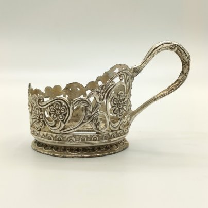 Подстаканник с прорезным цветочным декором на тулове