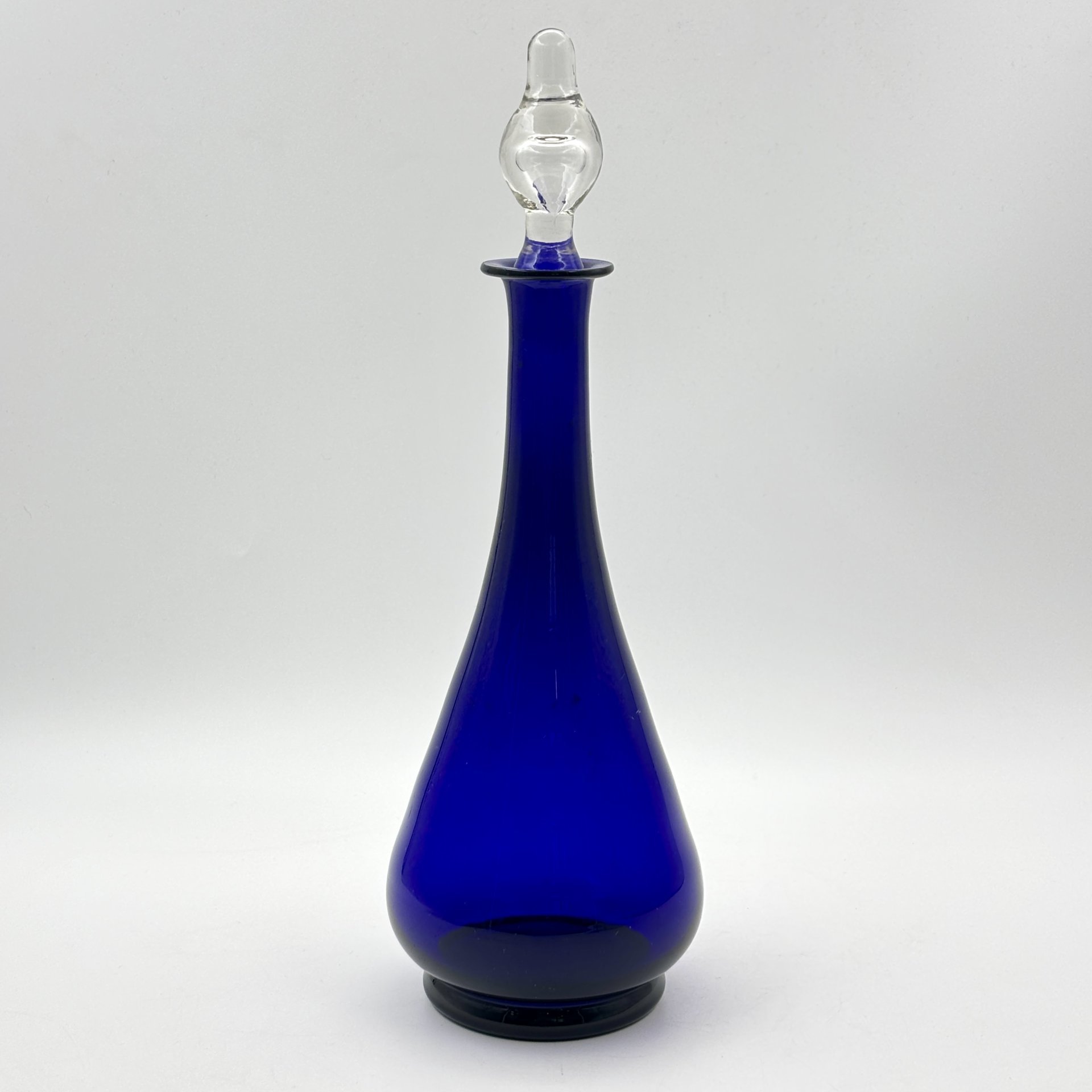Штоф кобальтового оттенка с туловом каплевидной формы и пузырем внутри пробки, стекло, выдувание, Россия, 1900-1940 гг.