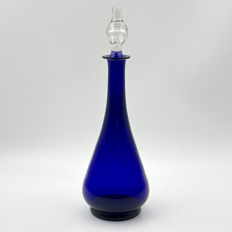 Штоф кобальтового оттенка с туловом каплевидной формы и пузырем внутри пробки, стекло, выдувание, Россия, 1900-1940 гг.