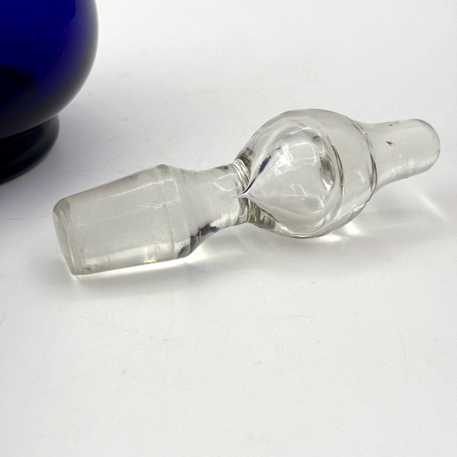 Штоф кобальтового оттенка с туловом каплевидной формы и пузырем внутри пробки