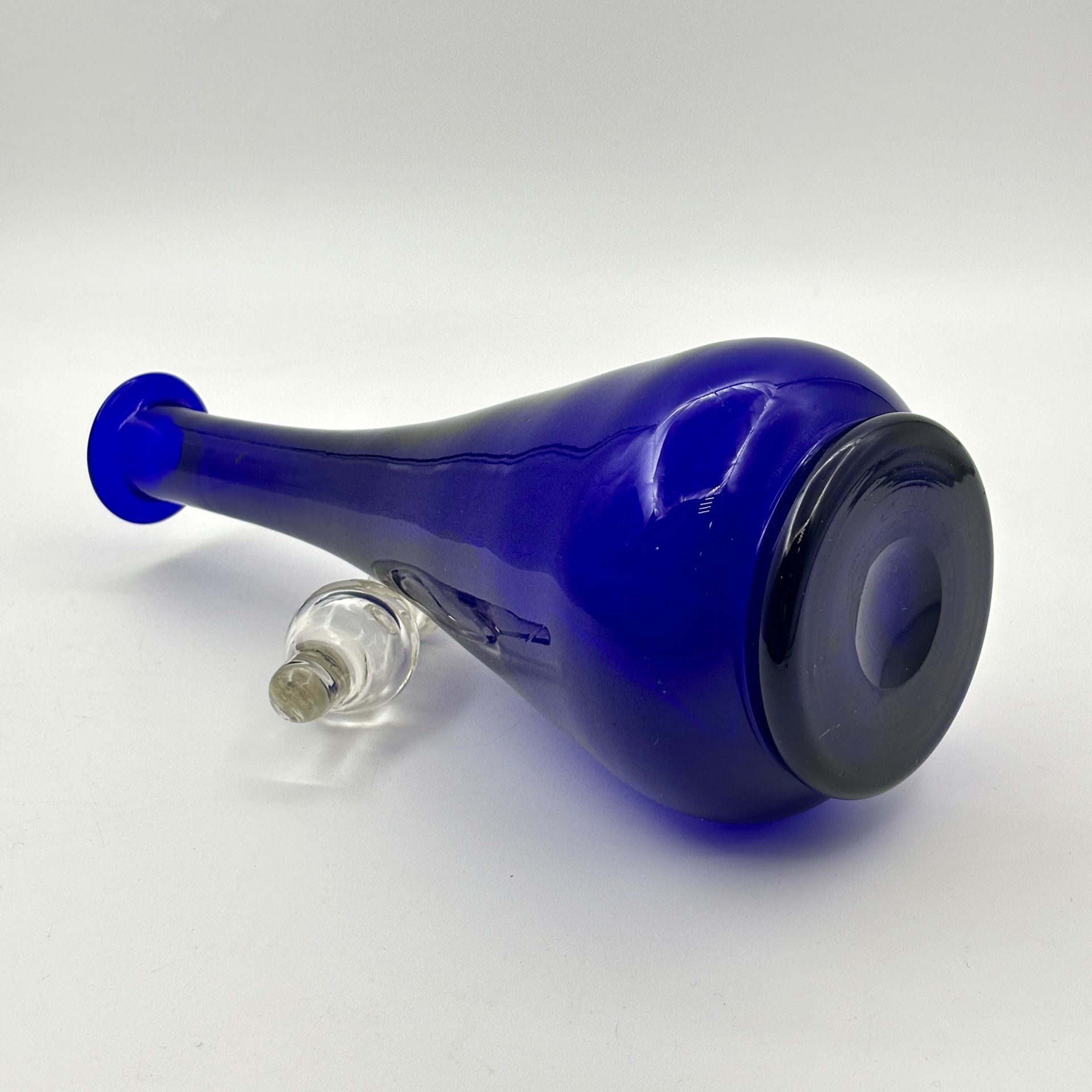 Штоф кобальтового оттенка с туловом каплевидной формы и пузырем внутри пробки, стекло, выдувание, Россия, 1900-1940 гг.